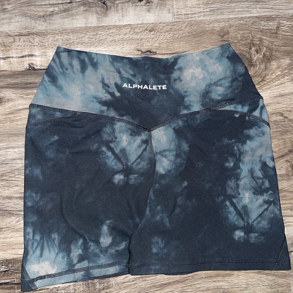 Alphalete surge oil stain shorts